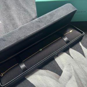 Elsa Peretti™
Color by the Yard Emerald Bracelet
in Yellow Gold